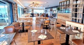u00a9 aux terrasses de la plage - salle du restaurant - la trinitu00e9 sur mer