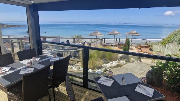 bar-restaurant aux terrasses de la plage