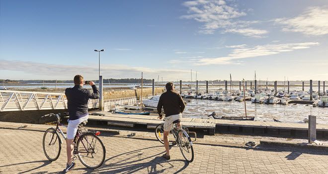 cyclistes-port-locmariaquer-alexandre-lamoureux-baiedequiberon-oti.jpg